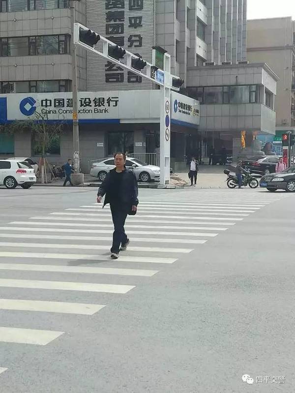 ‘开云平台登录入口’母亲撑着一把黄色的油布雨伞(图1) ‘开云平台登录入口’母亲撑着一把黄色的油布雨伞(图1)